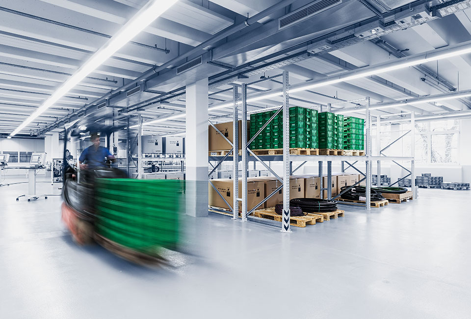 Das Bild zeigt einen Gabelstapler in einem Logistzentrum der VOSS Fluid GmbH