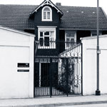 Das Bild zeigt einen Hofeingang eines Hauses mit Toreinfahrt